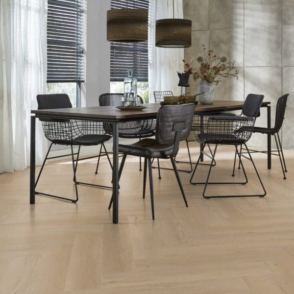 Sfeer2-Floorlife-Leyton-Herringbone-Beige-F6412282419-LaminaatXXL-e1647428962985-600×600-1.jpg PVC visgraat legservice